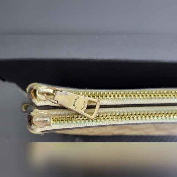 Coach Bundle Hilda Sandals SZ6 and Matching Signature  Wristlet. - Picture 10 of 16